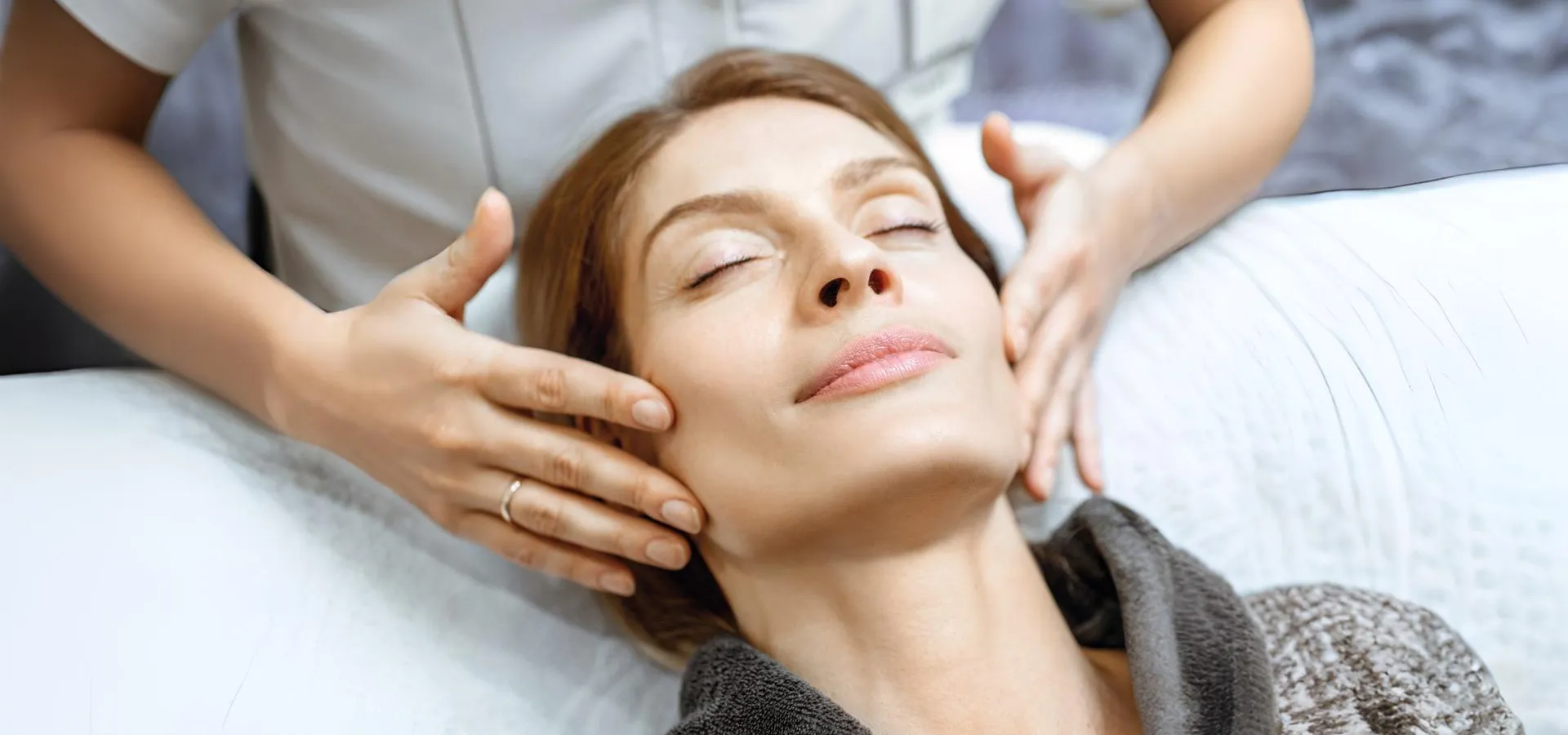 Paciente recibiendo un tratamiento de electro workout o gym facial