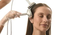 Paciente recibiendo un tratamiento capilar