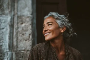 Mujer mayor sonriendo.